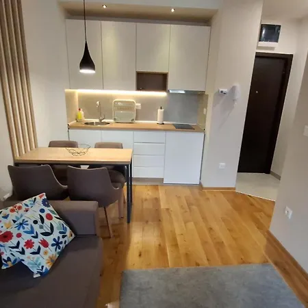 40 Apartment *